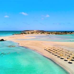 Uitzicht over Elafonissi Beach, met het roze strand en de heldere zee